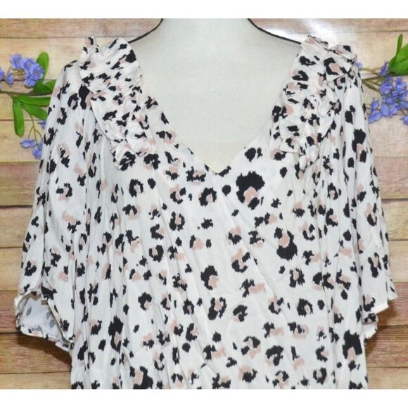 Andree By Unit Women's White V-Neck Short Sleeve Blouse 2X Animal Print Ruffles - Picture 2 of 10